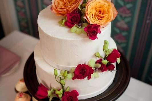 Rose adorned wedding cake