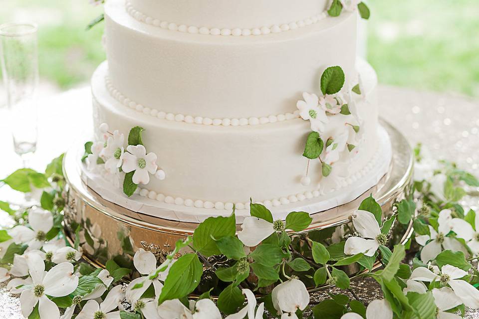 Clean and classy wedding cake