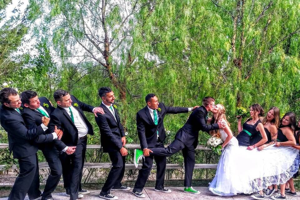 Couple with bridesmaids and groomsmen