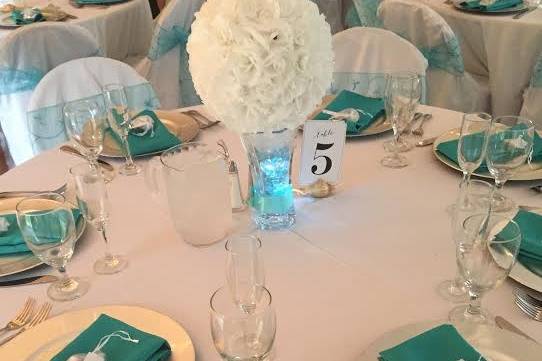 Silver chargers, teal napkins