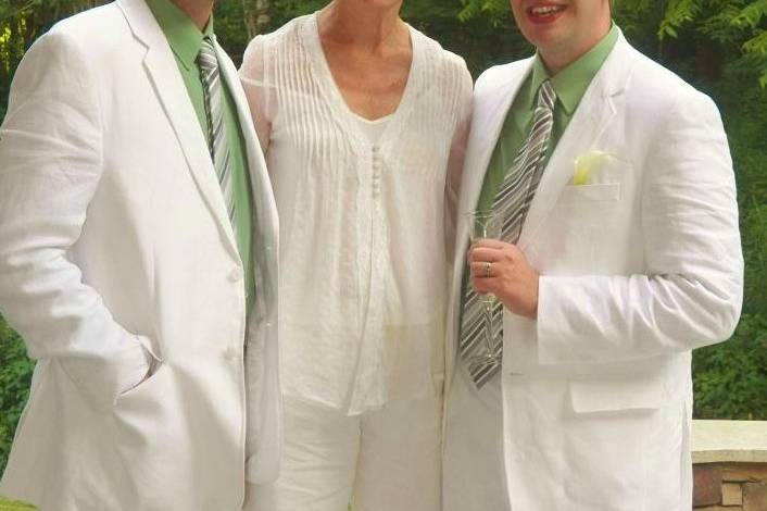 Couple photo with the officiant