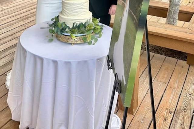 Couple cutting cake
