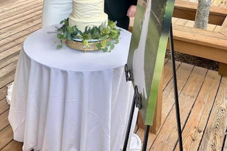 Couple cutting cake