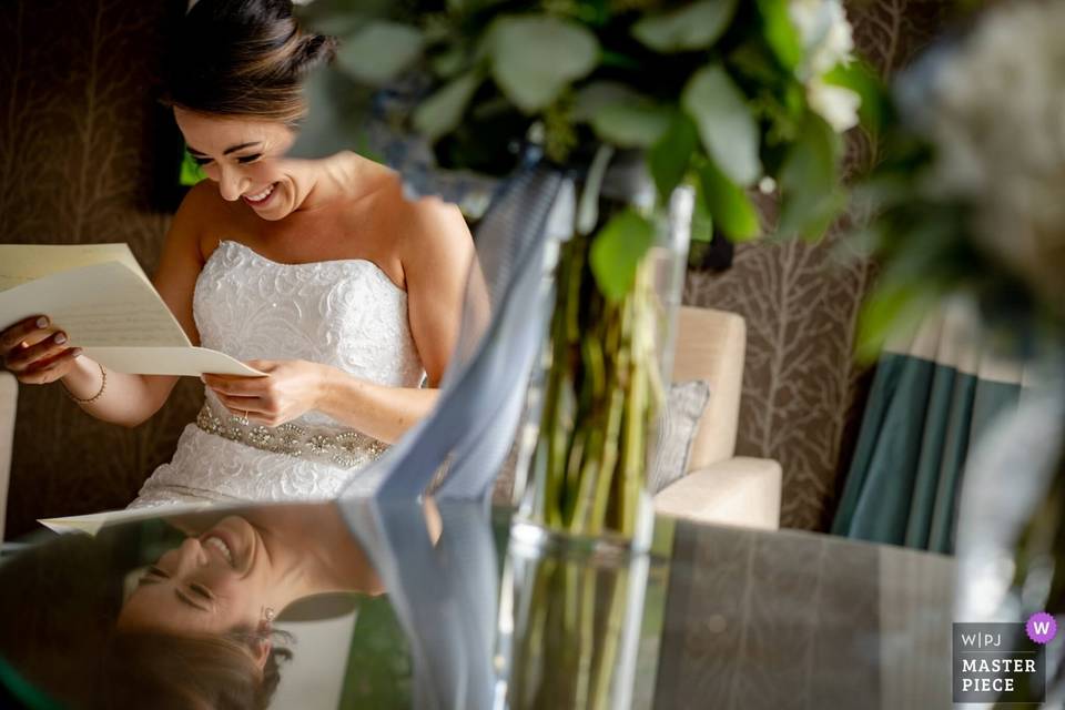 Bride reads note from Groom