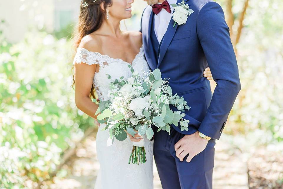 White bridesmaids bouquets