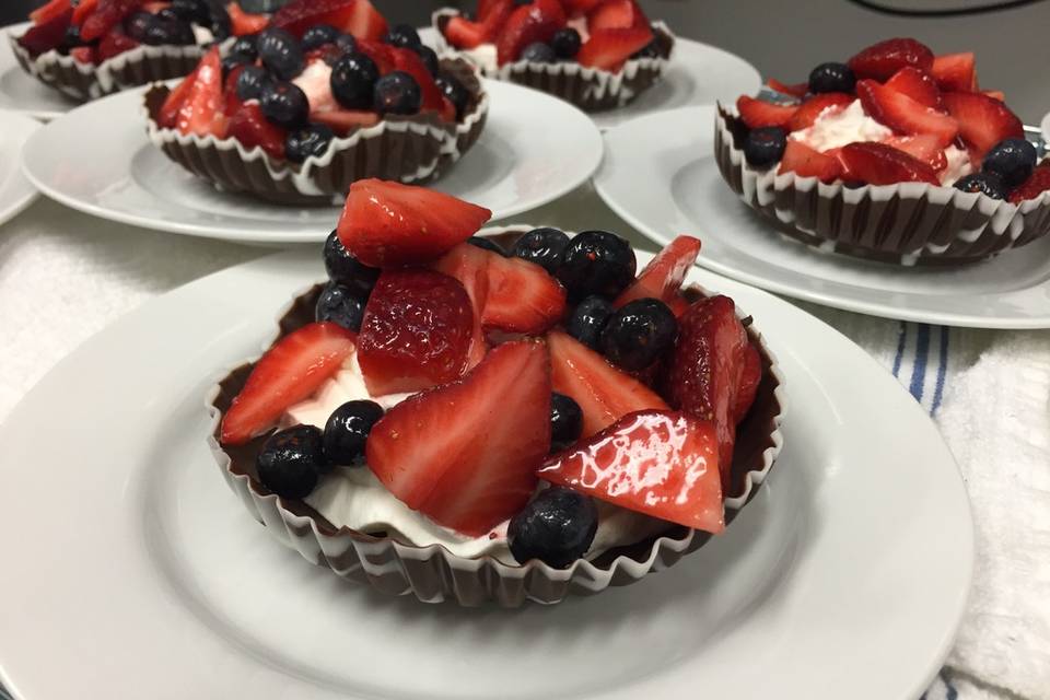 Fresh Berry Chocolate Cups