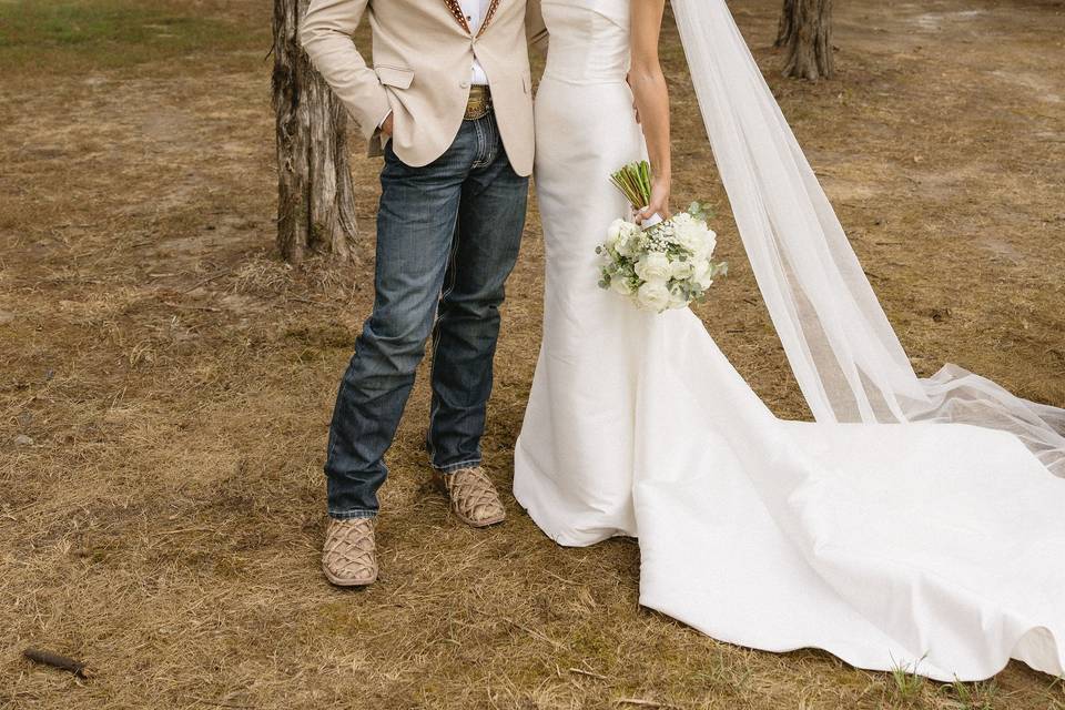 Outdoor bride/groom photos