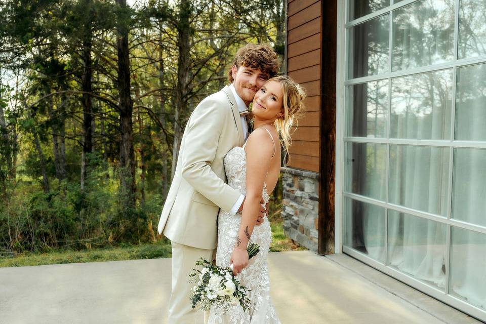 Romantic outdoor wedding portr
