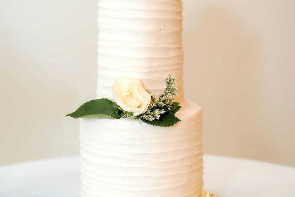 Elegant wedding cake and recep
