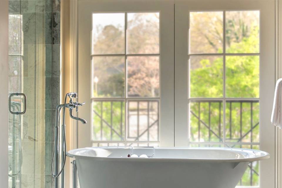Clawfoot Tub in Select Suites