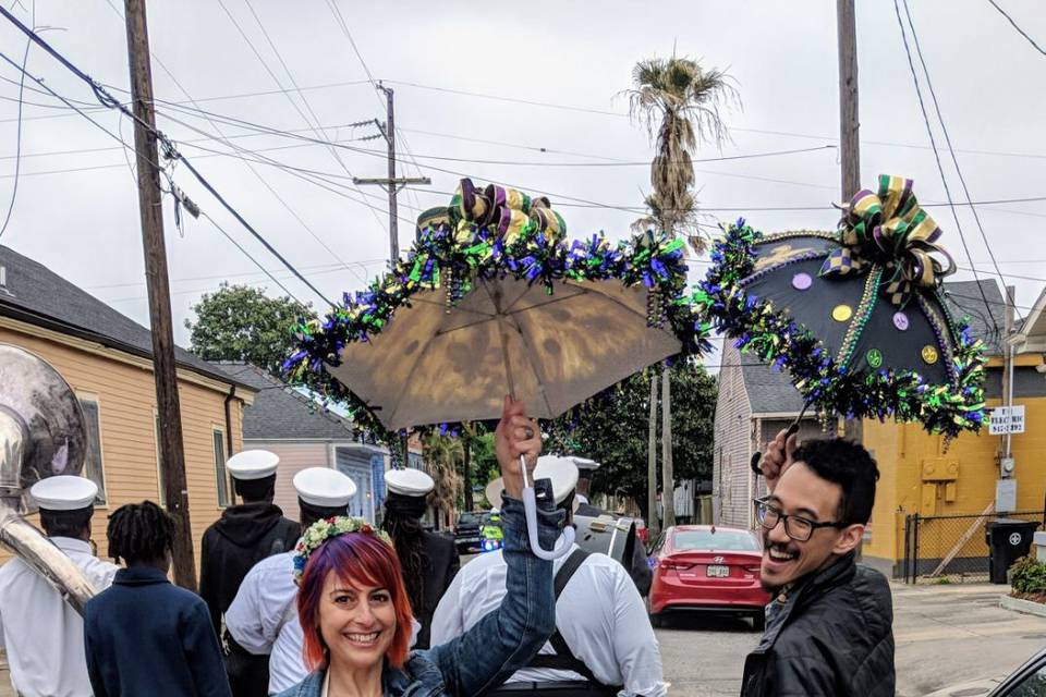 Jennifer & Zack chose a park in the Faubourg Marigny for their destination wedding, and of course there was a second line to their reception/dinner!