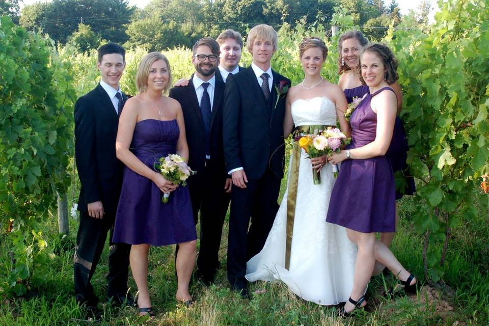 Couple with bridesmaids and groomsmen