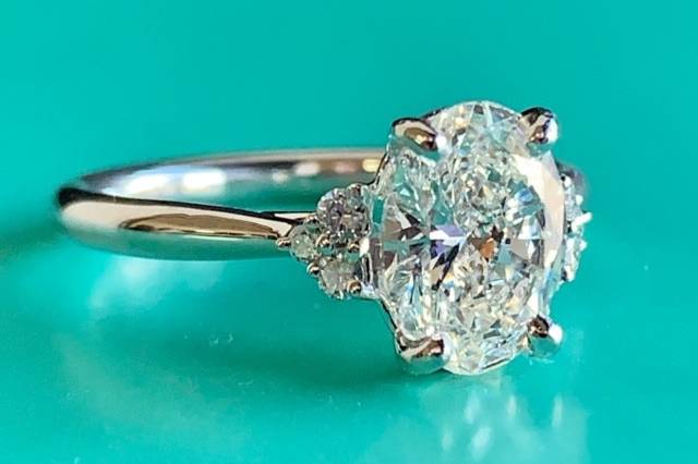 Oval engagement ring