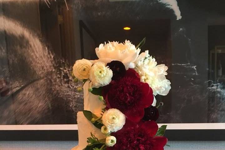 Flower decor on wedding cake