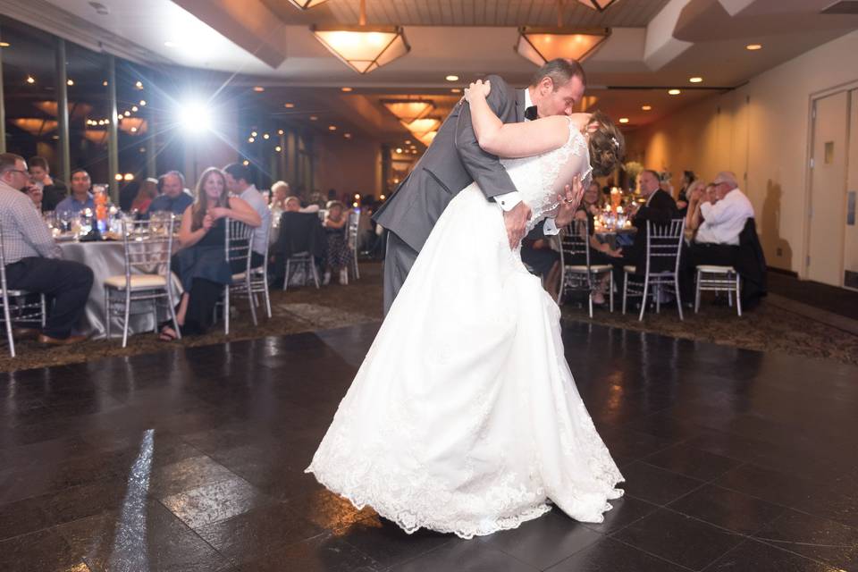 Newly weds share a kiss on the dance floor