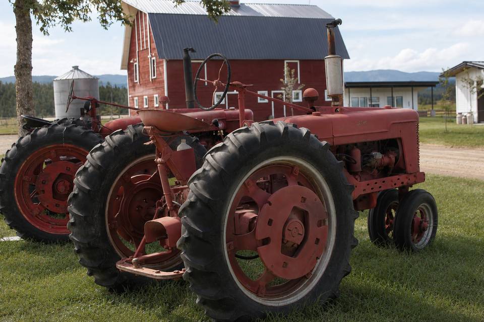 Eagle_Mountain_Ranch_Tractor_3000px.png