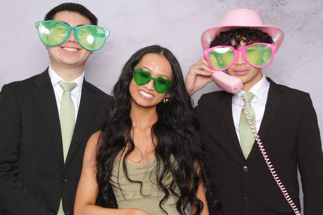 giant-glasses-photo-booth-props-wedding.jpg