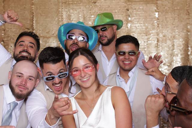 open-air-photo-booth-big-group-wedding-ri.jpg