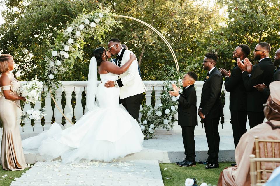 Ceremony kiss under the arch