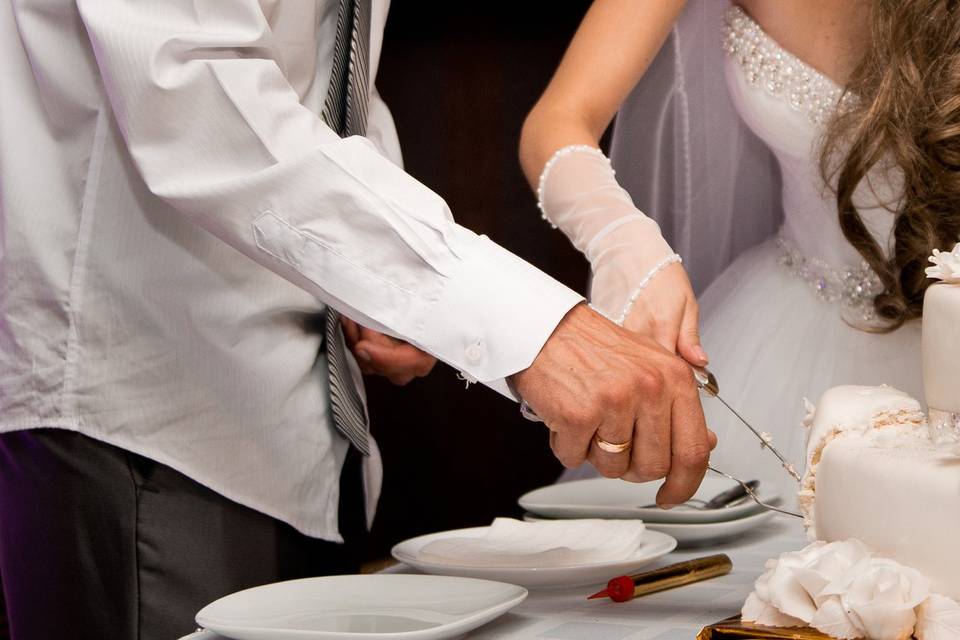 Couple cutting cake