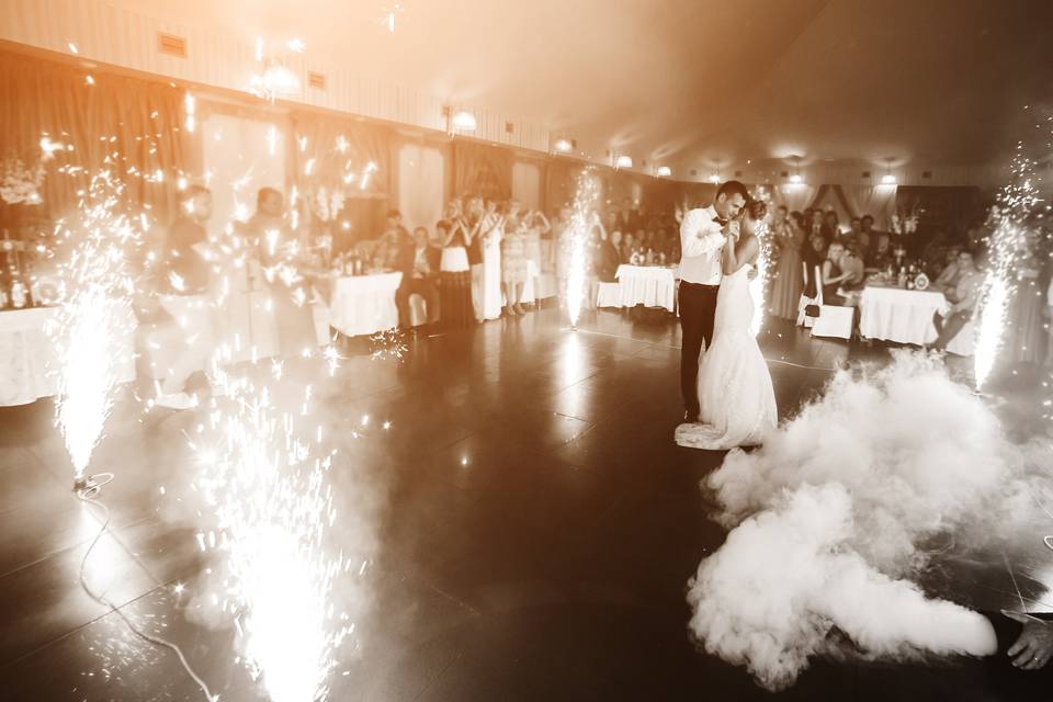 Couple first dance w/ sparkles