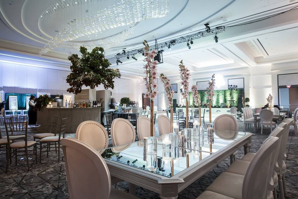 Tables and chairs arrangement