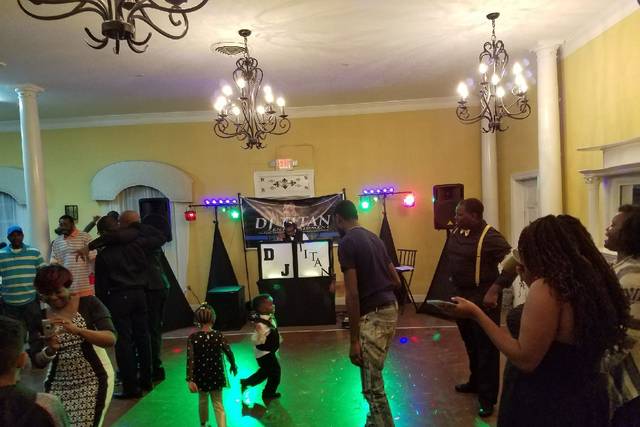 Dancing corwd