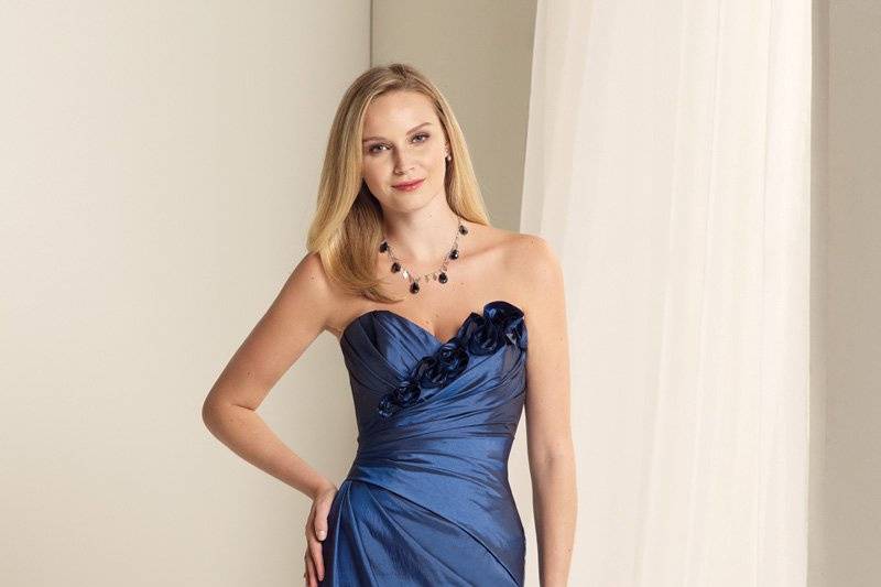 BY11356T
Sleeveless taffeta knee-length sheath with V-neckline, front and back shoulder strap and neckline asymmetrically trimmed with unique ruffle detail, directionally ruched bodice with corset back, center back slit. Available in all taffeta colors.