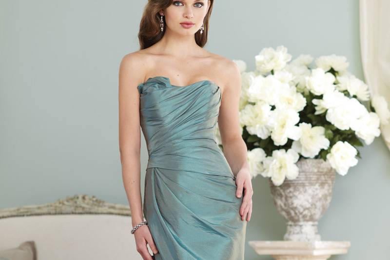 Style BY21386<br>
Strapless taffeta slim A-line gown, softly curved neckline features side pleated accent, asymmetrically draped bodice with asymmetrically dropped waistline, corset back, side draped skirt. Removable straps included. Available in all taffeta colors. Color shown: Jade