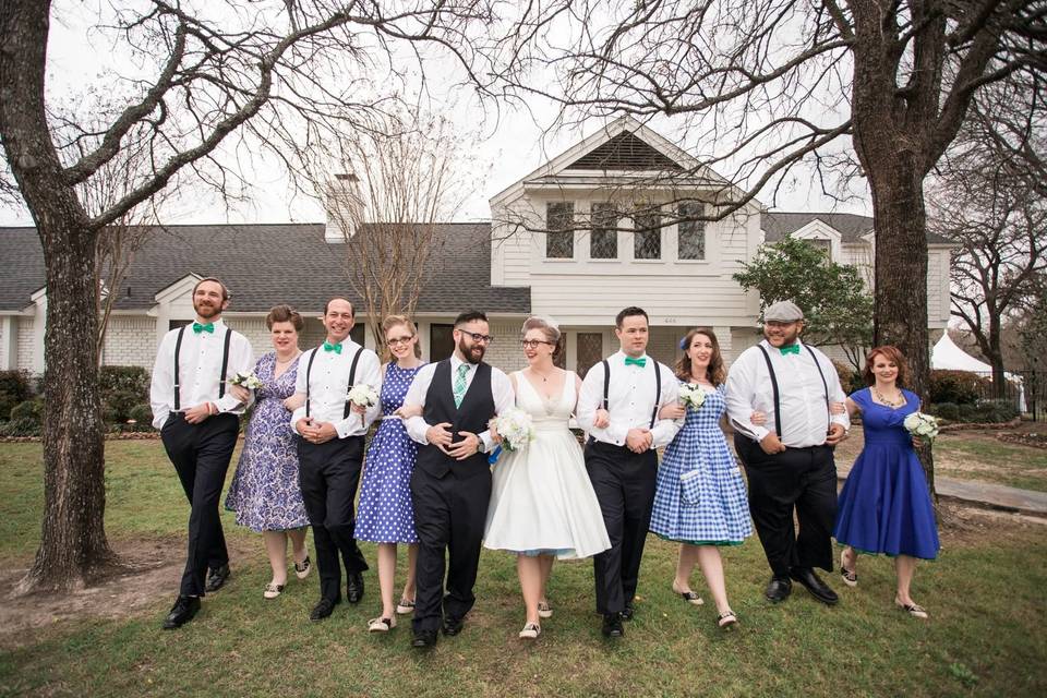 Couple with bridesmaids and groomsmen