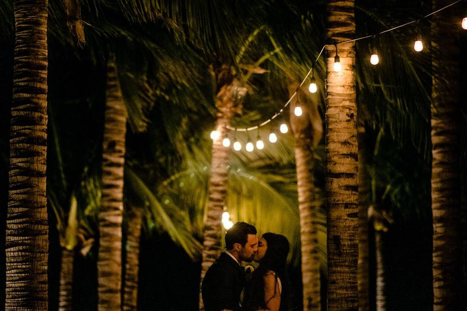 Kiss in the lights