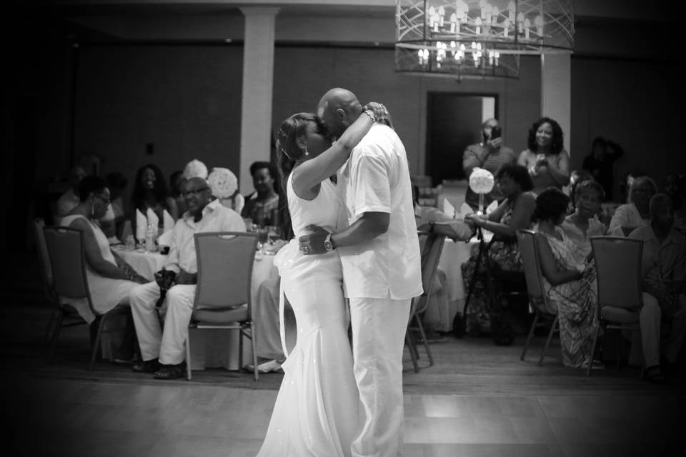 Dancing couple | Caught Your Moment Photography