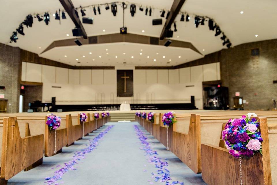 Indoor wedding aisle | Photo by Charlie Shin