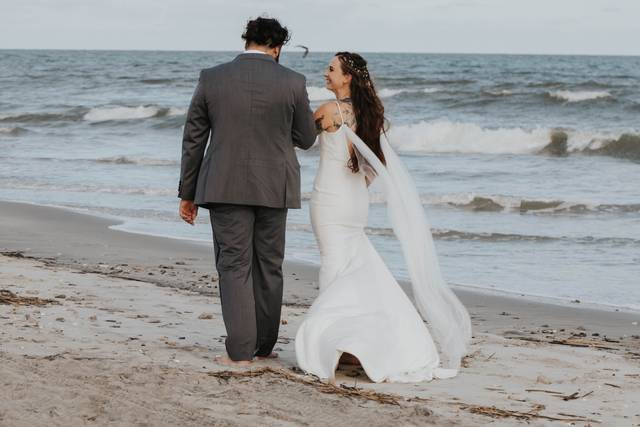 Belle Intrigue Photography - romantic walk
