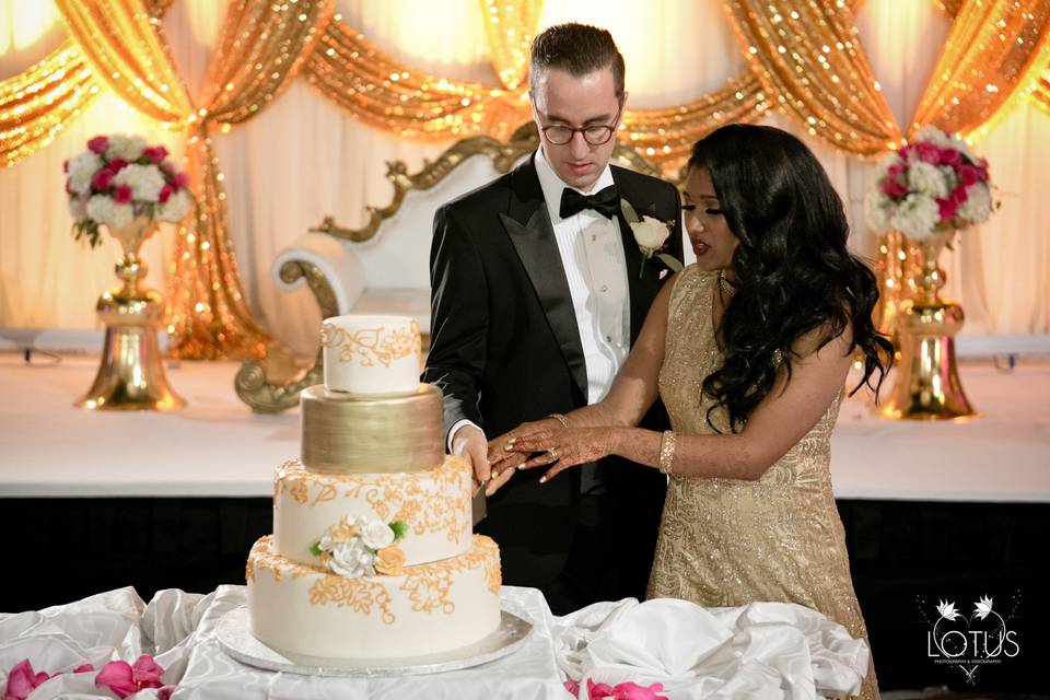 Slicing cake