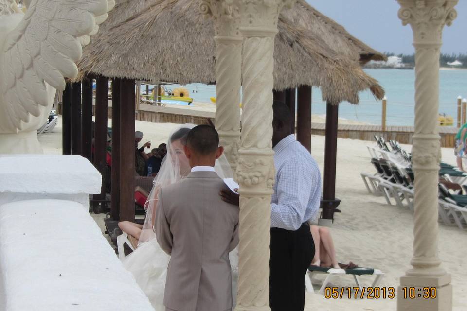 HoneymoonAndDestinationWeddings.com