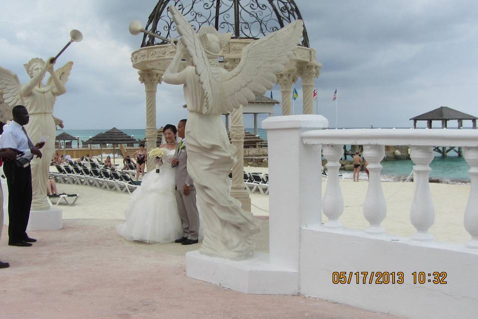 HoneymoonAndDestinationWeddings.com