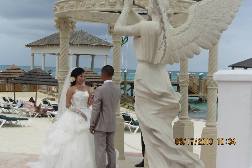 HoneymoonAndDestinationWeddings.com