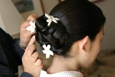 Putting on hair accessory