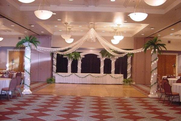 The collonade backdrop for this head table can double as a ceremony set