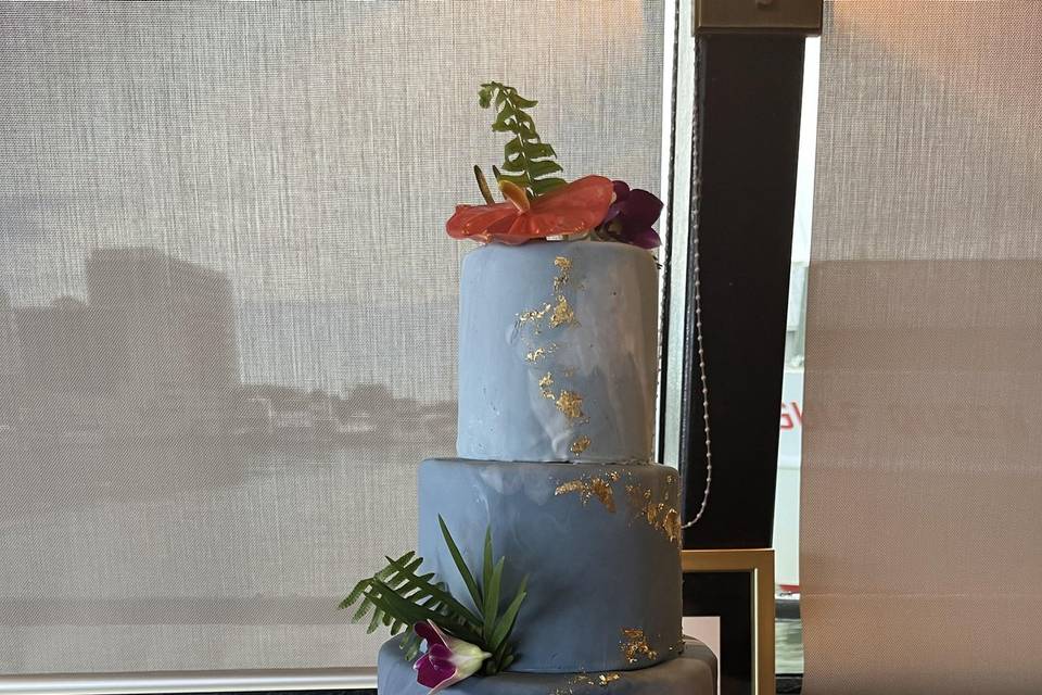Ombré blue and edible gold wed