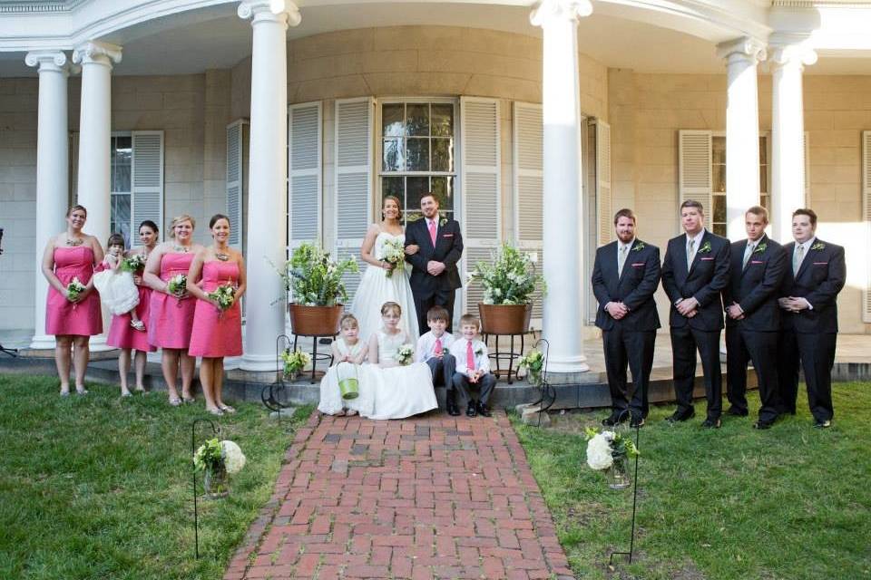 Couple with bridesmaids and groomsmen