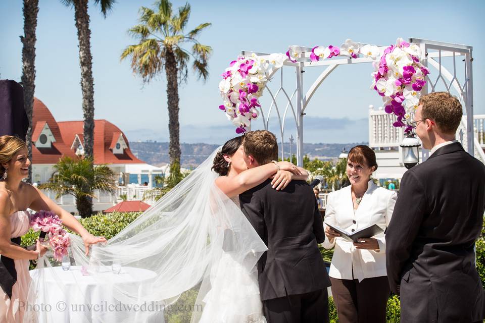 First kiss as husband and wife