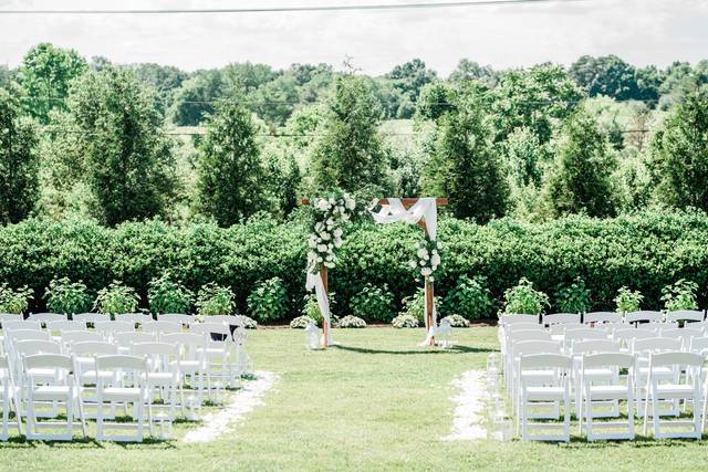 Natural backdrop ceremony