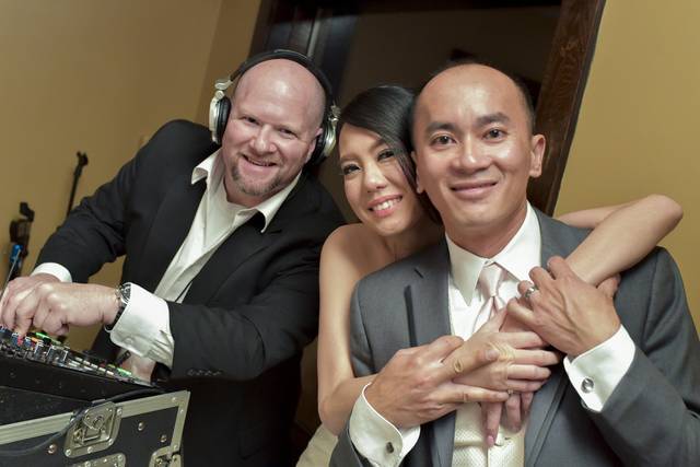 Couple with the wedding dj