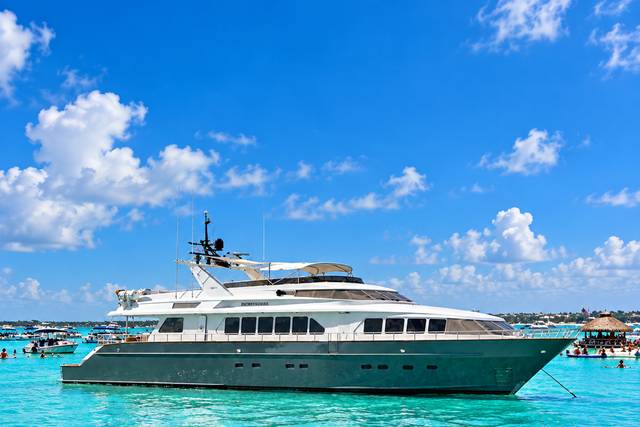 island_life_crab_island_yacht_2400px.png