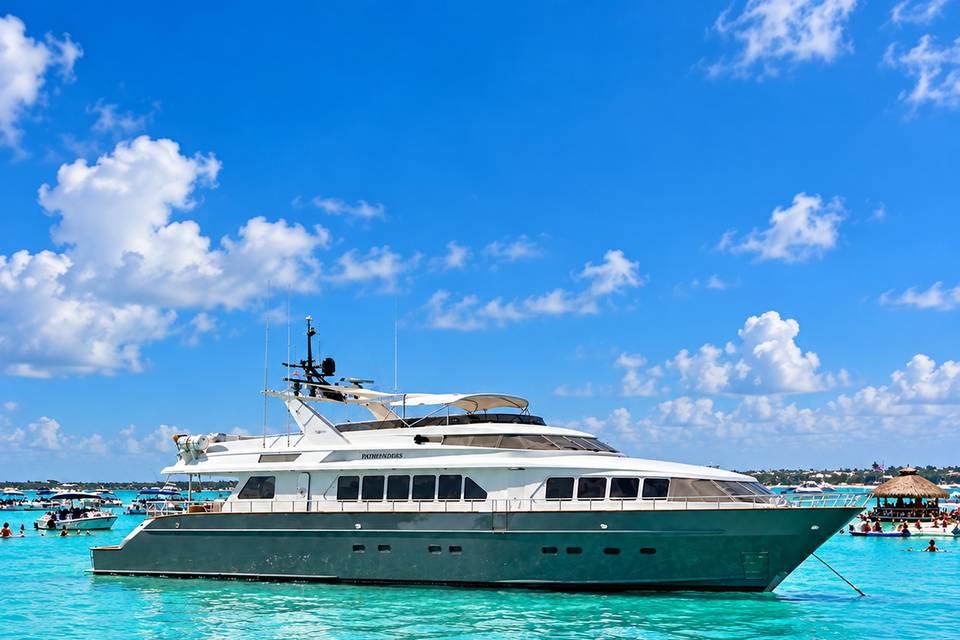 island_life_crab_island_yacht_2400px.png