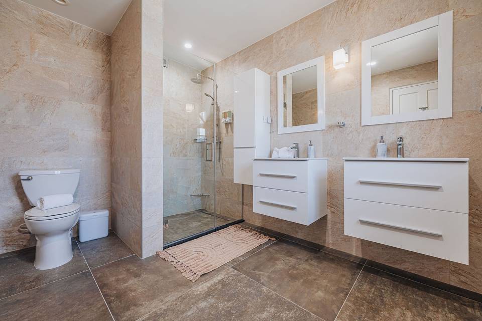 Bathroom 1 (In suite)