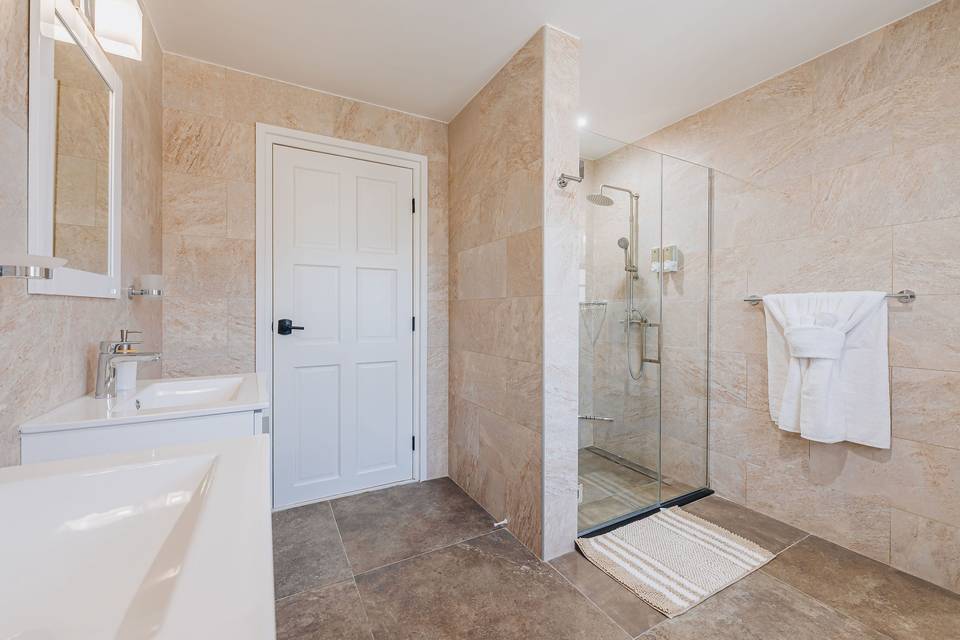 Bathroom 1 (In suite)