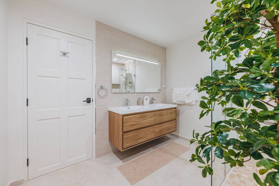 Bathroom 3 (In suite)